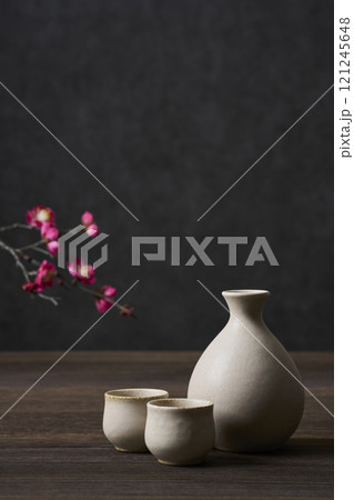 飲酒イメージ　徳利とお猪口の酒器セット 121245648