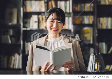 執務室・書斎にいる若いアジア人女性（読書・文学・教養・レトロ・アンティーク・ビンテージ） 121245650