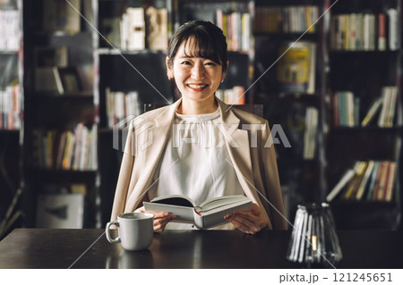 執務室・書斎にいる若いアジア人女性(読書・文学・教養・レトロ・アンティーク・ビンテージ) 執務室・書斎にいる若いアジア人女性(読書・文学・教養・レトロ・アンティーク・ビンテージ) 121245651