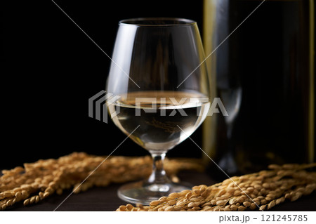 グラスに注いだ日本酒 121245785