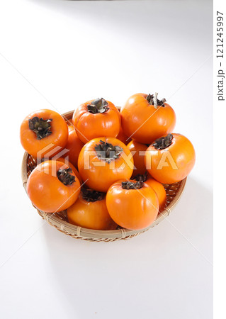 美味しそうな柿 121245997