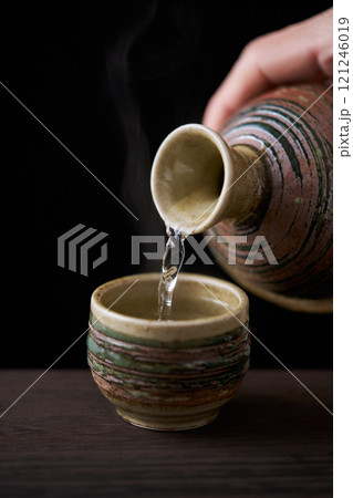 熱燗をお猪口に注ぐ 熱燗をお猪口に注ぐ 121246019