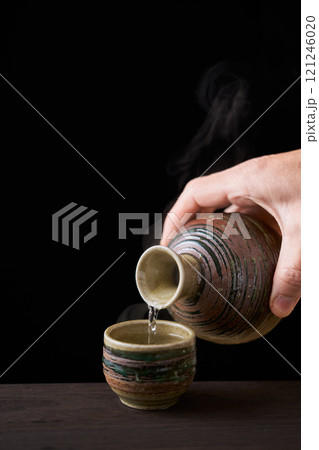 熱燗をお猪口に注ぐ 121246020