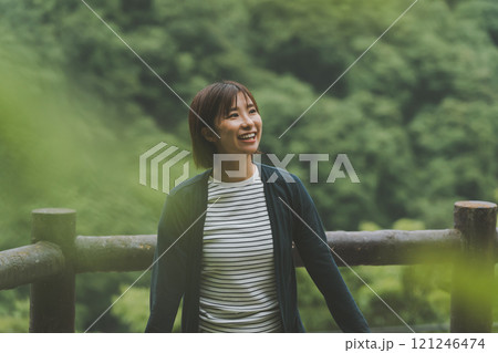 豊かな自然を散策する女性 121246474