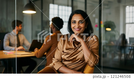 コワーキングスペースで仕事をする女性 121246508