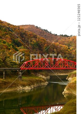 秋のJR北上線 和賀川第二橋梁 121246565