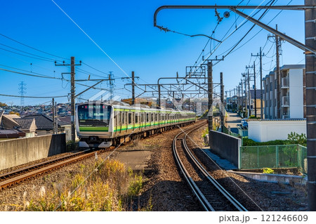 成瀬駅を出発する横浜線 成瀬駅を出発する横浜線 121246609