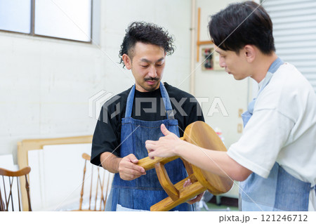 ワークショップで椅子を制作する男性 121246712