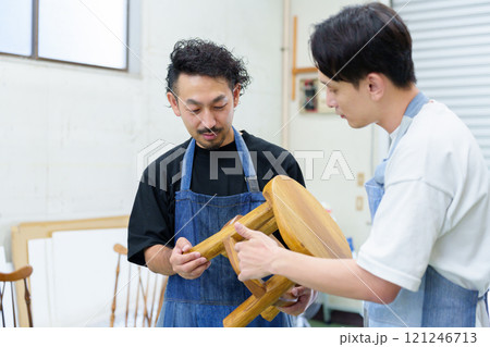 ワークショップで椅子を制作する男性 ワークショップで椅子を制作する男性 121246713