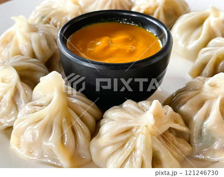 ネパールの代表的料理・モモ 121246730