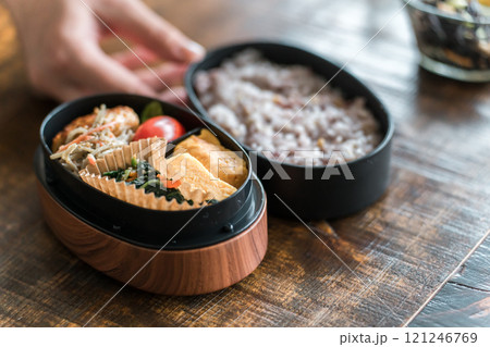 キッチンでお弁当を作る女性の手元 キッチンでお弁当を作る女性の手元 121246769