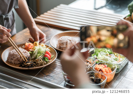 料理教室・クッキングスクールで料理を教える講師の女性の手元 121246855