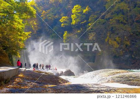 吹割の滝の水煙 121246866