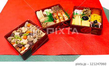 お重に詰めたおせち料理 手作りのお正月料理 お重に詰めたおせち料理 手作りのお正月料理 121247060