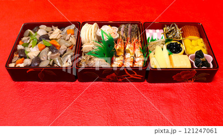 お重に詰めたおせち料理 手作りのお正月料理 お重に詰めたおせち料理 手作りのお正月料理 121247061