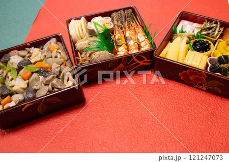 手作りおせち 三段重に詰めたお正月料理 手作りおせち 三段重に詰めたお正月料理 121247073