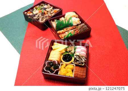 お重に詰めたおせち料理　手作りのお正月料理 121247075