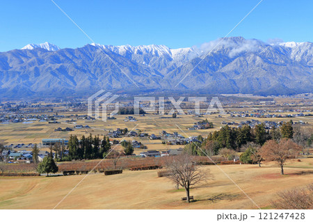 冬の安曇野と北アルプス 冬の安曇野と北アルプス 121247428