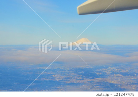 飛行機の翼と富士山 121247479