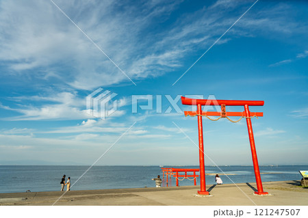 佐賀県太良町 有明海の浅瀬に立つ秋の大魚神社の海中鳥居と観光客 佐賀県太良町 有明海の浅瀬に立つ秋の大魚神社の海中鳥居と観光客 121247507