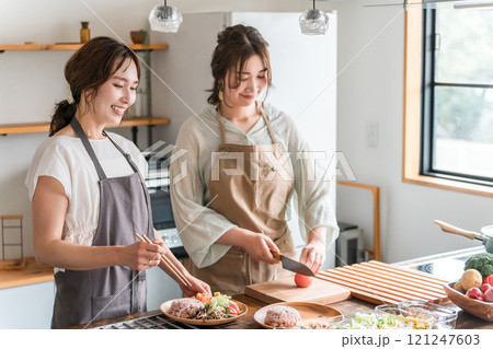 料理教室,クッキングスクールで料理を教える講師の女性と生徒の女性 料理教室,クッキングスクールで料理を教える講師の女性と生徒の女性 121247603