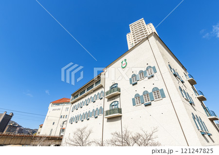 兵庫県宝塚市　タカラジェンヌを育てる学校　快晴の宝塚音楽学校と宝塚大劇場 121247825