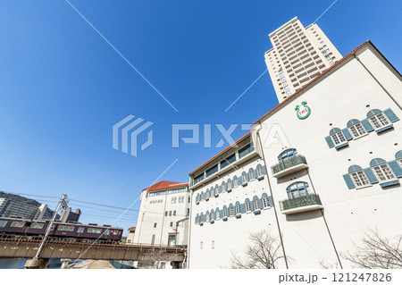 兵庫県宝塚市　タカラジェンヌを育てる学校　快晴の宝塚音楽学校と宝塚大劇場　走行中の阪急電車 121247826