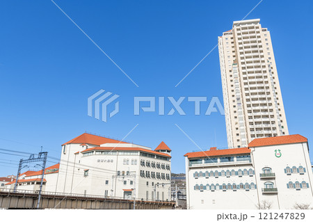 兵庫県宝塚市　快晴の宝塚音楽学校と宝塚大劇場 121247829