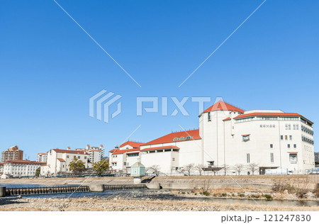 兵庫県宝塚市　宝塚歌劇団の本拠地宝塚大劇場と周辺の街並み 121247830