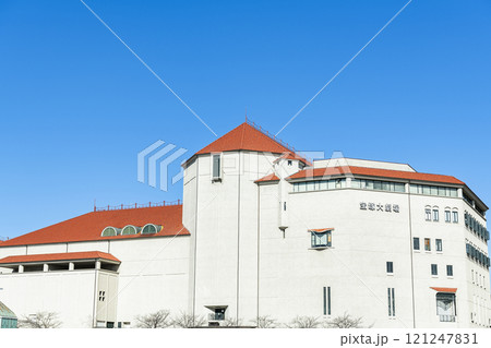 兵庫県宝塚市　宝塚歌劇団の本拠地　数々の公演が行われる宝塚大劇場 121247831