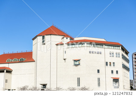 兵庫県宝塚市　宝塚歌劇団の本拠地　数々の公演が行われる宝塚大劇場 121247832