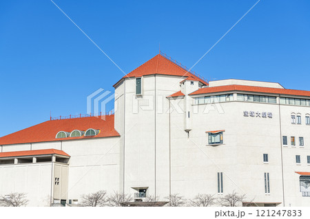 兵庫県宝塚市　宝塚歌劇団の本拠地　数々の公演が行われる宝塚大劇場 121247833