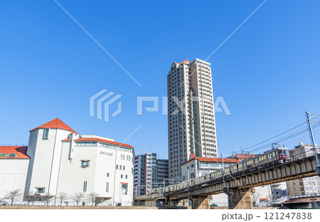 兵庫県宝塚市　宝塚歌劇団の本拠地　宝塚大劇場と走行中の阪急電車 121247838