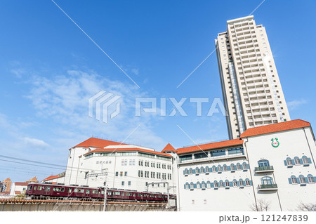 兵庫県宝塚市　宝塚音楽学校と宝塚大劇場　走行中の阪急電車 121247839