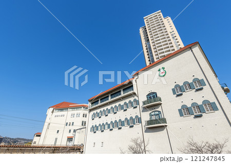 兵庫県宝塚市　タカラジェンヌを養成する学校　宝塚音楽学校と宝塚大劇場 121247845