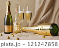 シャンパンとシャンパングラスとともにバレンタイン、誕生日、クリスマスや新年のお祝い 121247858