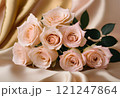 ゴールドのシルクの布の上に置かれたパステルピンクやベージュピンクのバラの花束 121247864