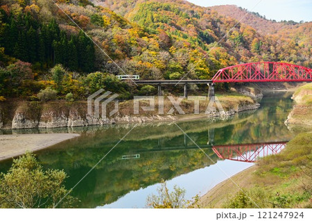 秋のJR北上線 和賀川第二橋梁 121247924