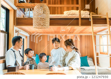 夏休みにバンガロー・コテージ泊で楽しむファミリー（家族旅行・グランピング） 121247930