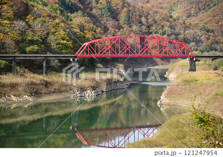 秋のJR北上線 和賀川第二橋梁 121247954