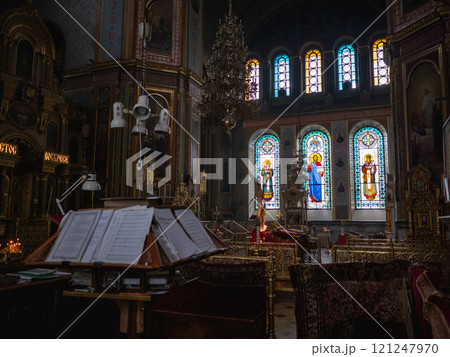 【ウクライナ】東部ハルキウ市街にあるキリスト教正教会の教会の聖人が描かれたステンドグラス 121247970