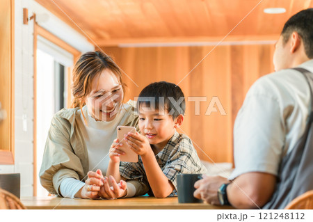 コテージ・バンガローのアウトドアリビングで過ごすファミリー コテージ・バンガローのアウトドアリビングで過ごすファミリー 121248112