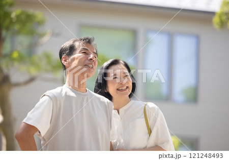 寄り添う笑顔の夫婦 寄り添う笑顔の夫婦 121248493