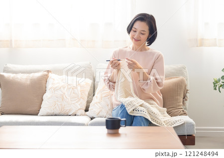リビングで編み物をする女性 リビングで編み物をする女性 121248494