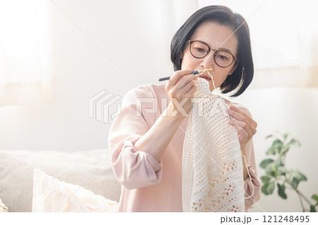 老眼鏡をかける女性 121248495