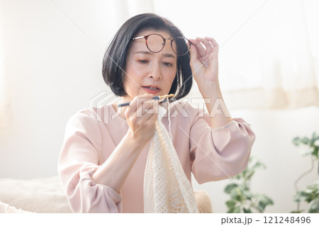 老眼鏡をかける女性 121248496