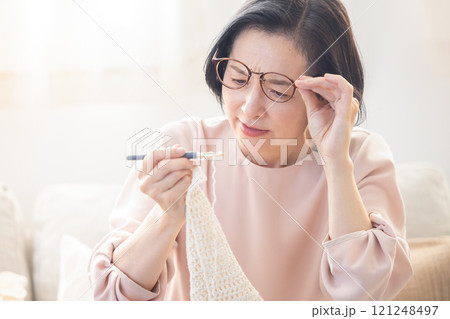 メガネを掛ける女性 121248497