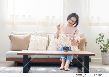 リビングで編み物をする女性 リビングで編み物をする女性 121248499