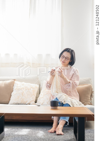 リビングで編み物をする女性 リビングで編み物をする女性 121248502