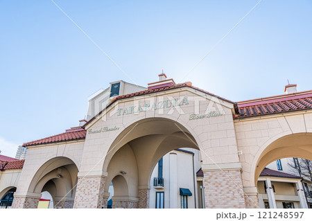 兵庫県宝塚市　宝塚歌劇団の本拠地　宝塚大劇場・宝塚バウホール入り口 121248597